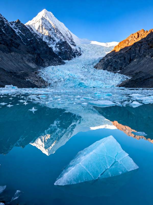 冰川倒影 雪山静谧图片