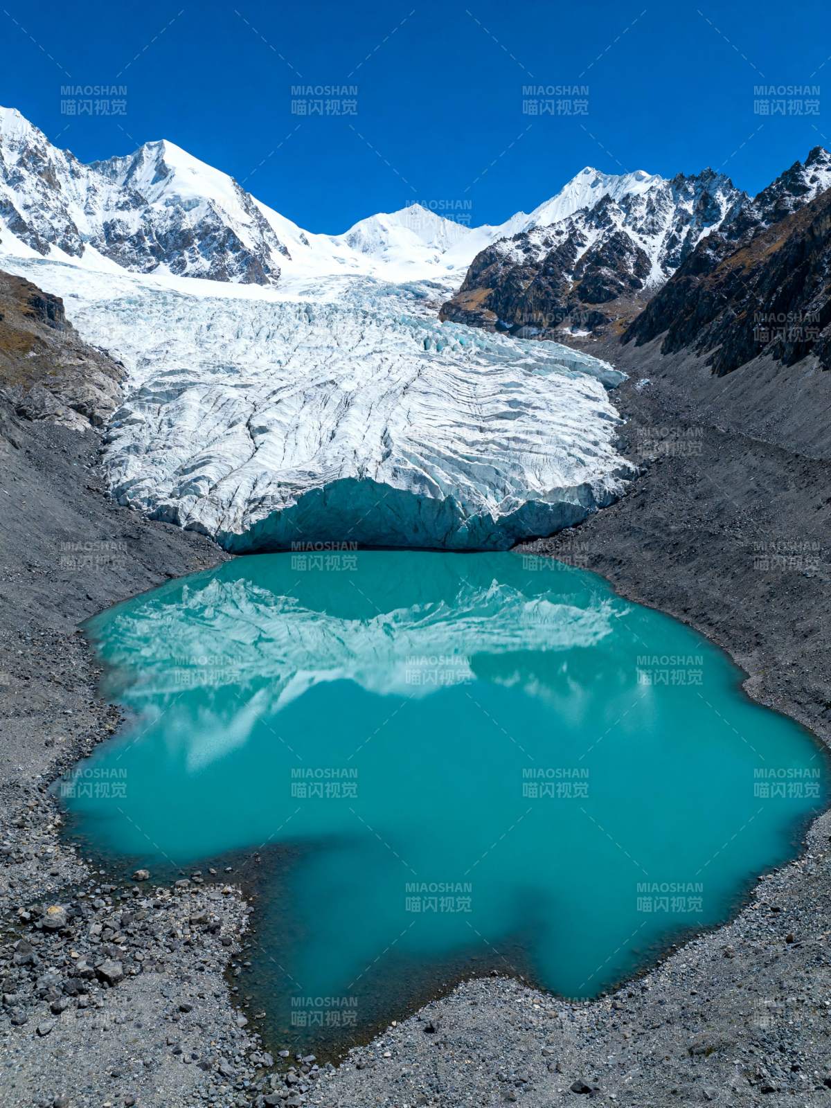 冰川湖映雪山图片
