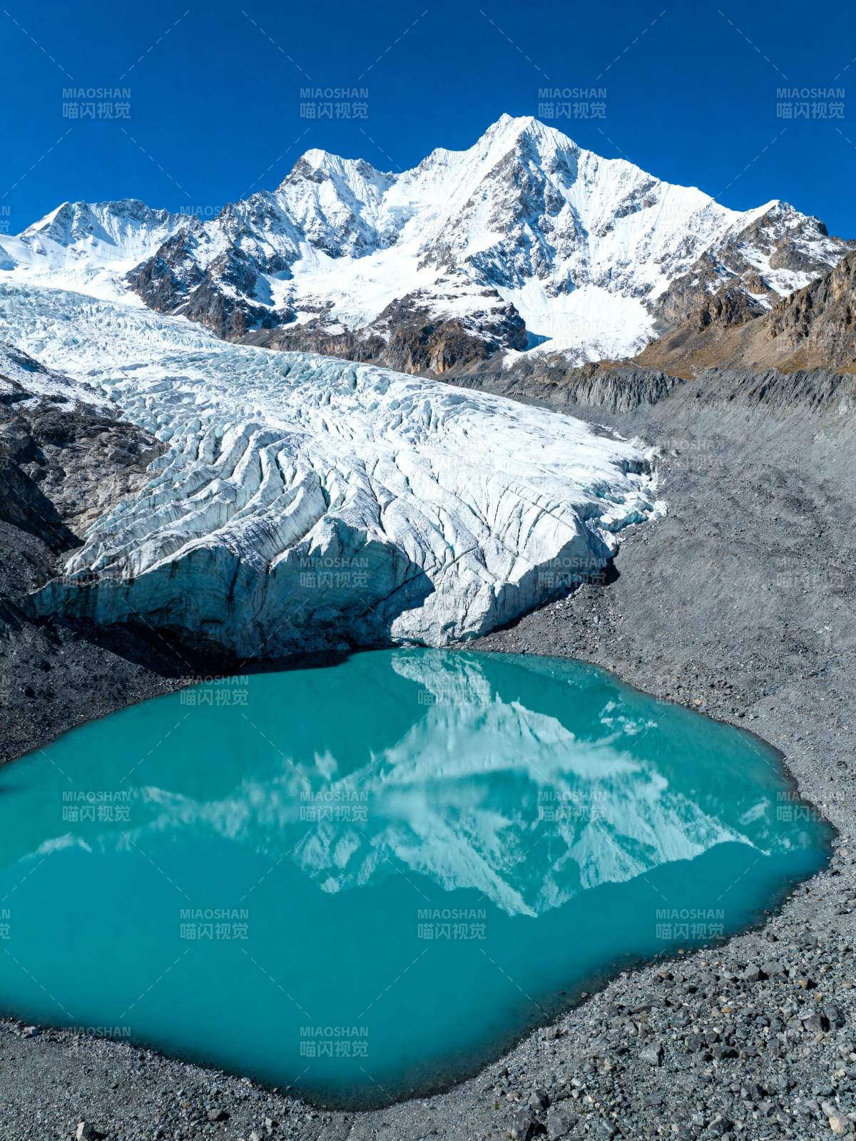 雪山映碧湖图片