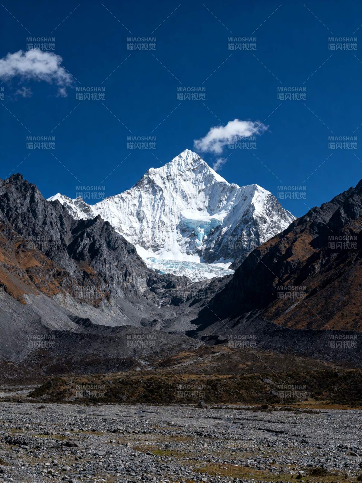 雪山巍峨 蓝天映衬图片