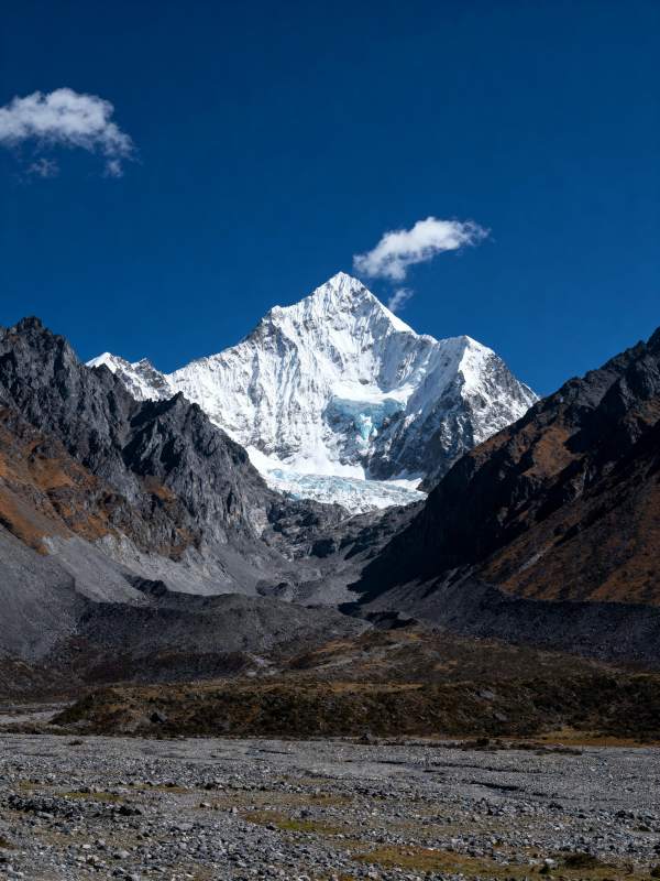 雪山巍峨 蓝天映衬图片