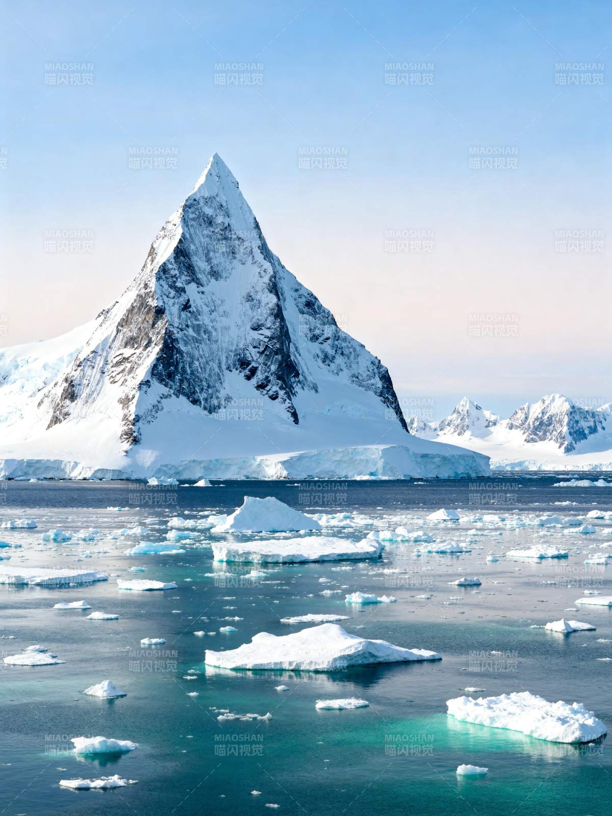 冰峰映碧海图片