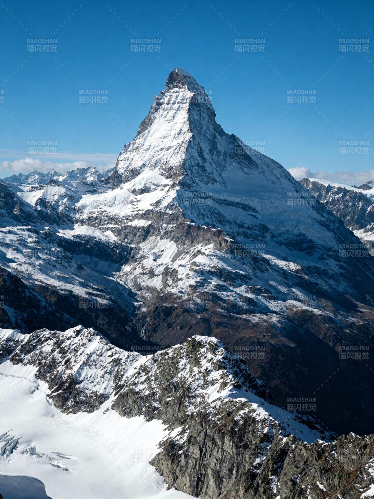 雪山巍峨 蓝天映衬图片