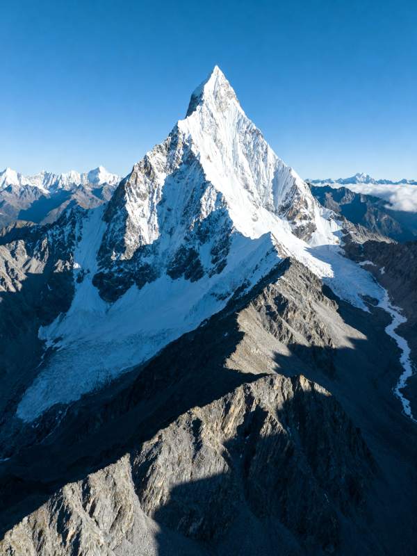 雪山之巅 巍峨壮丽图片