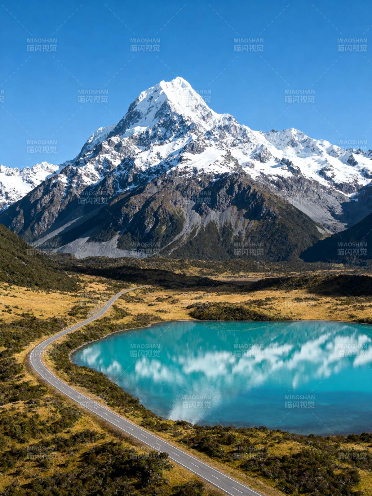 雪山映湖 路绕碧水图片