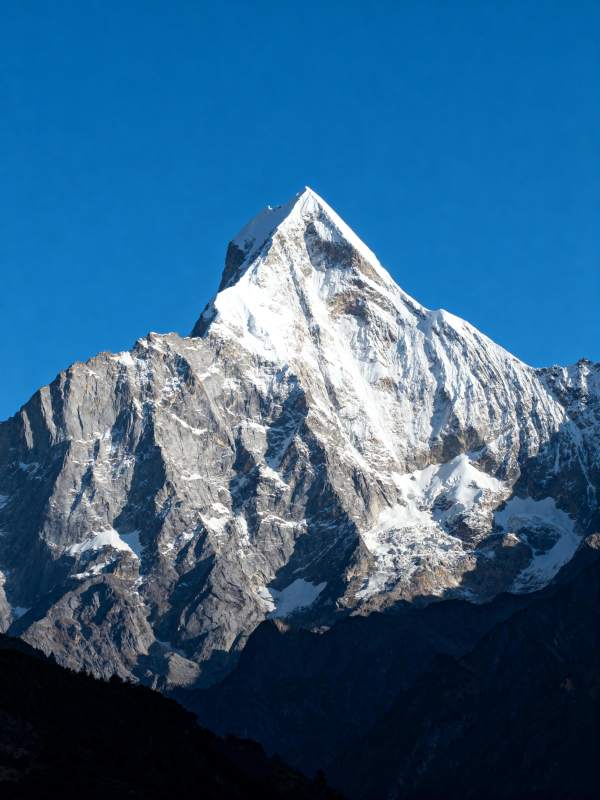 雪山之巅 蓝天映衬图片