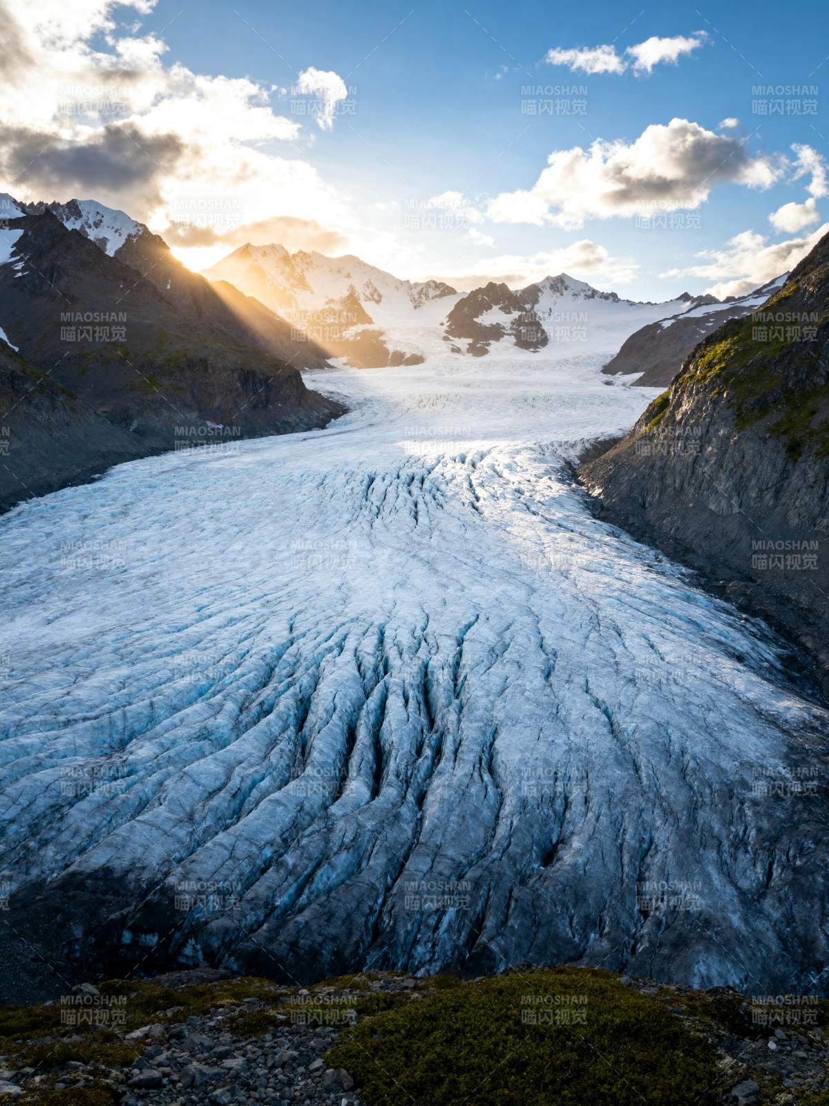 冰川壮丽日出景图片