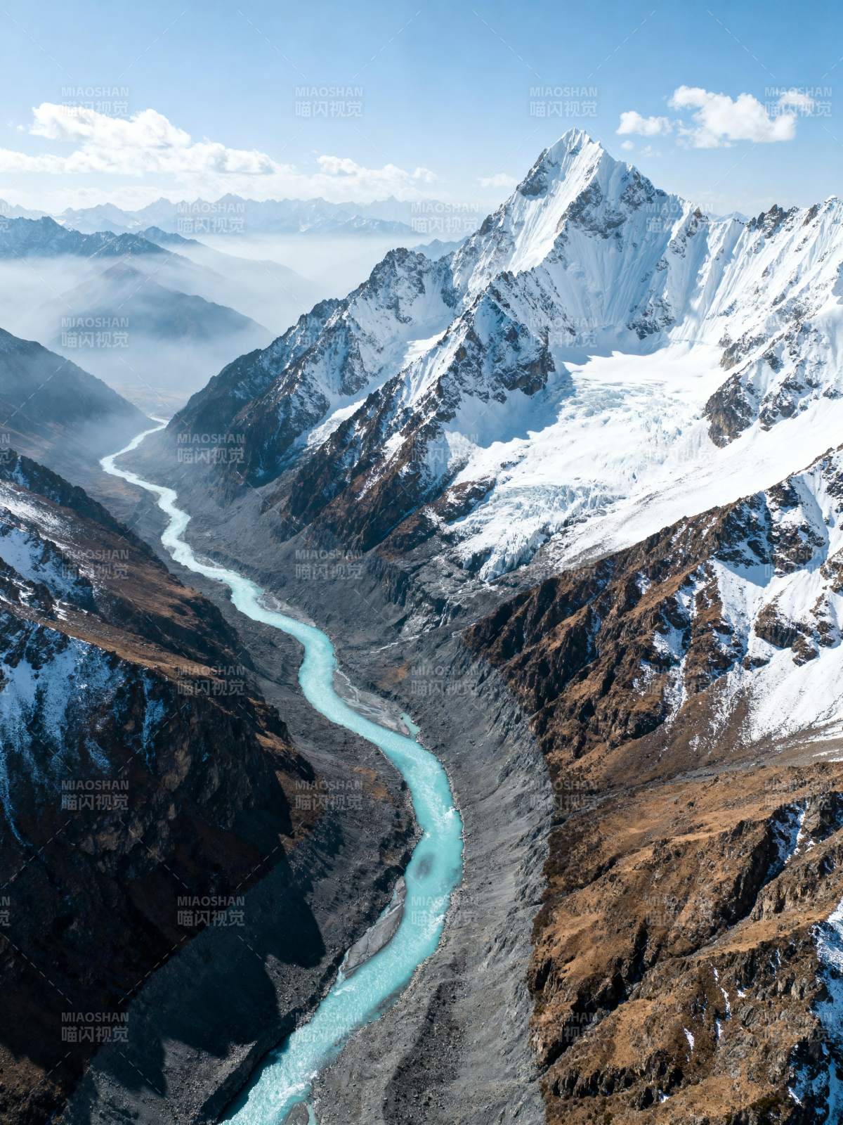 雪山峡谷碧水蜿蜒图片