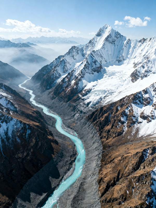 雪山峡谷碧水蜿蜒图片