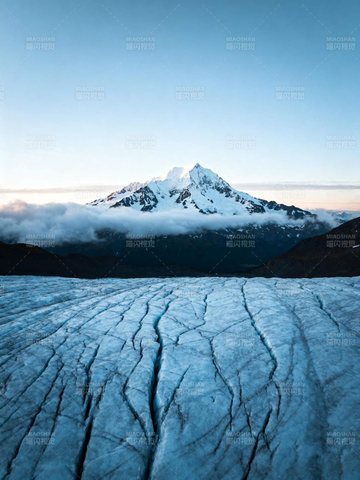 雪山冰川静谧景图片