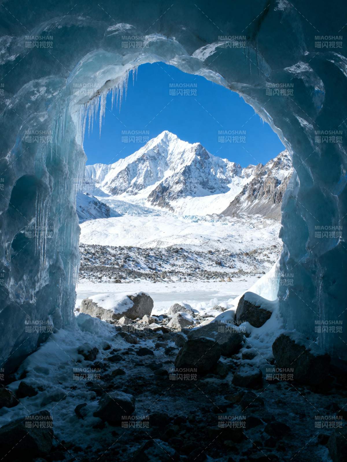 冰洞望雪山图片