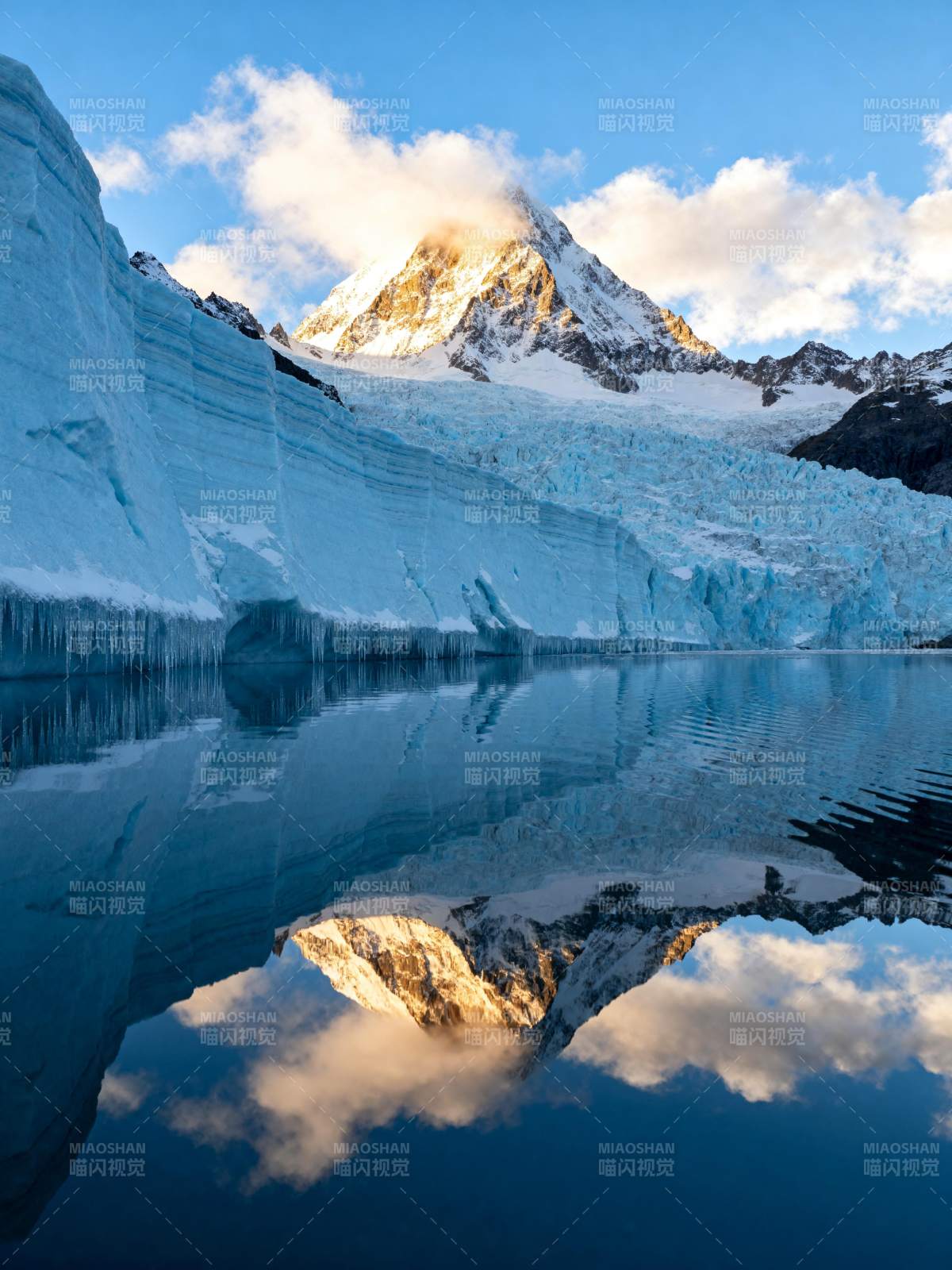 冰川倒影山水画图片