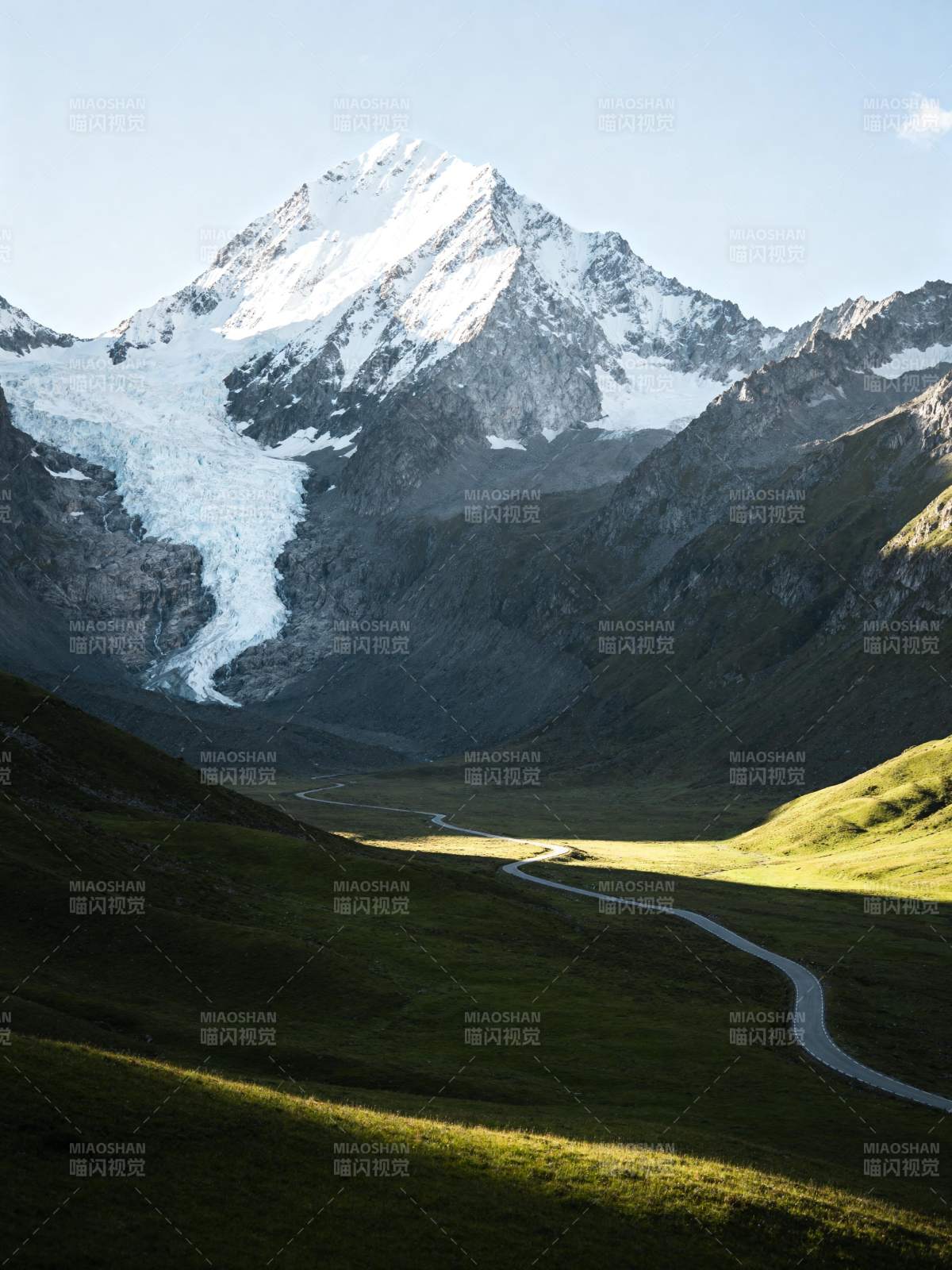 雪山谷道图片