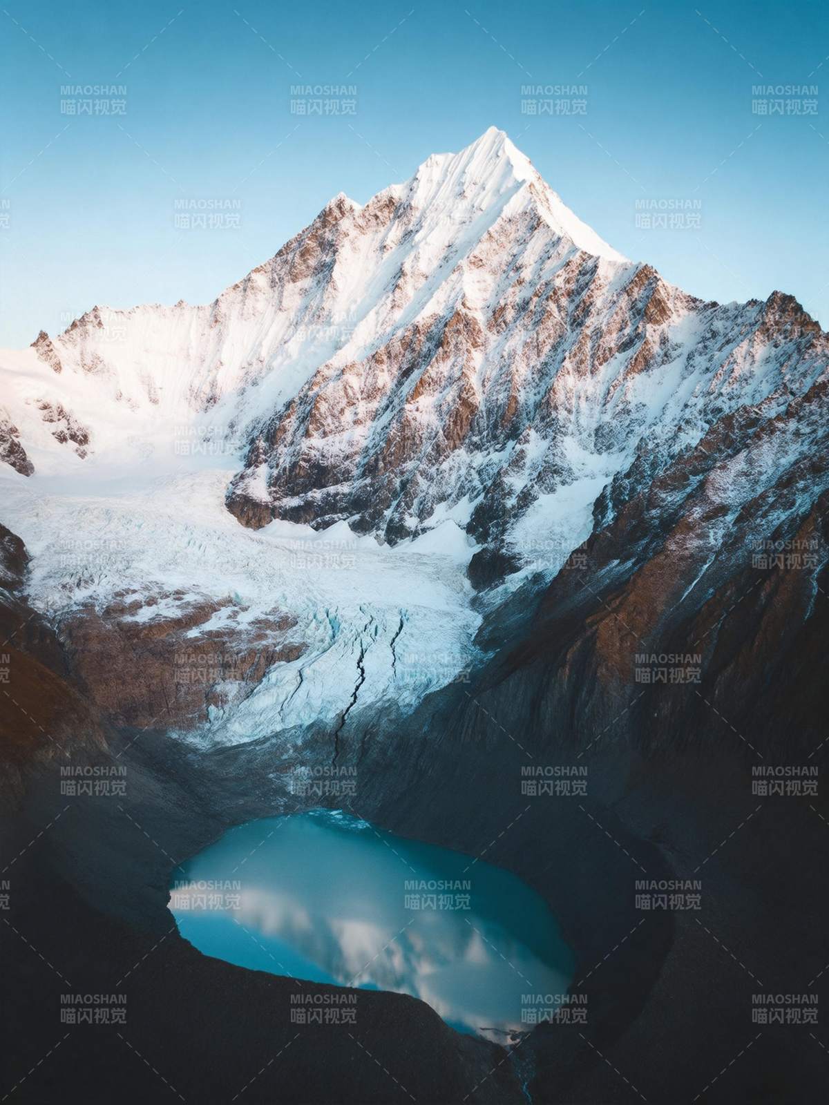 雪山映湖 静谧壮美图片