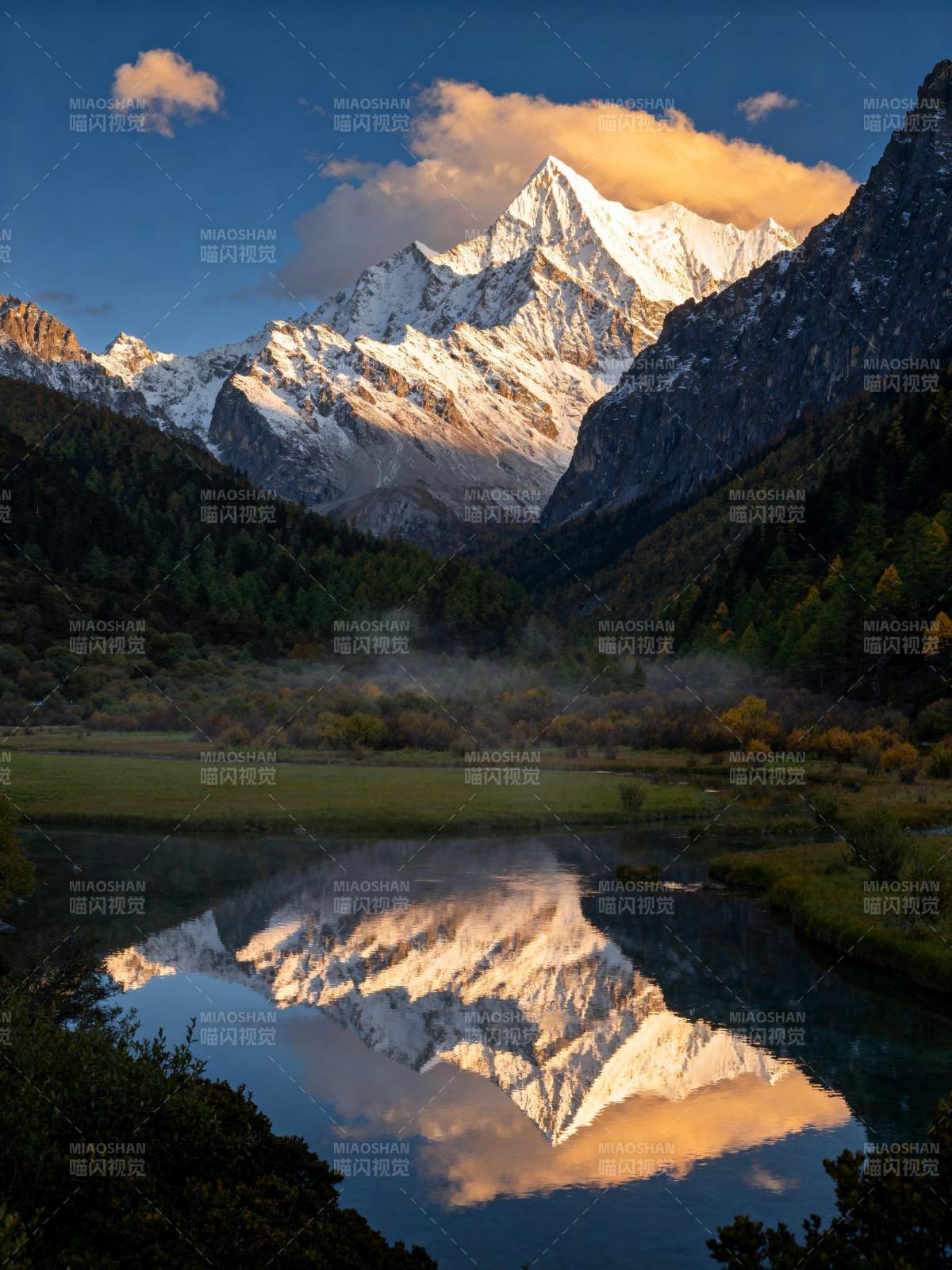 雪山倒影湖光图片