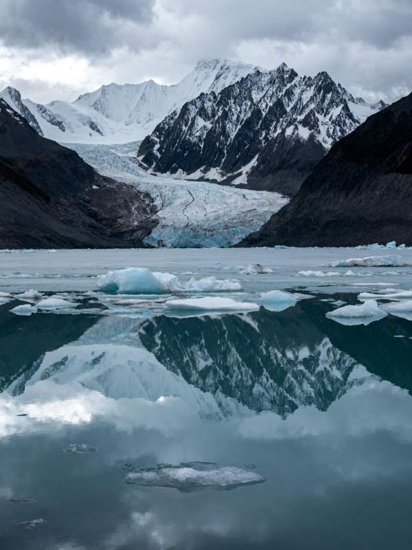 冰川倒影山湖图片