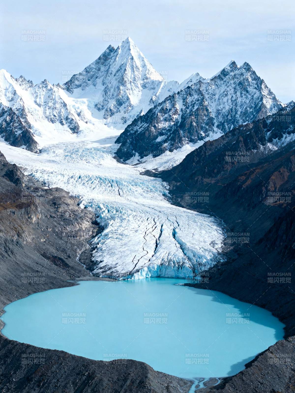 冰川湖畔雪山美景图片