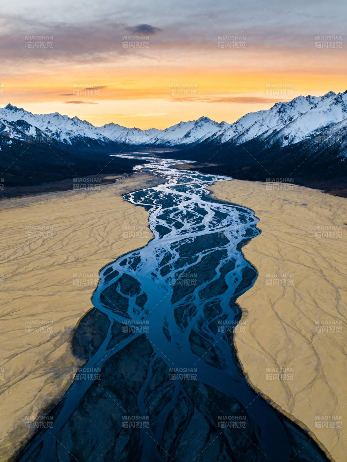 雪山河谷日落图片