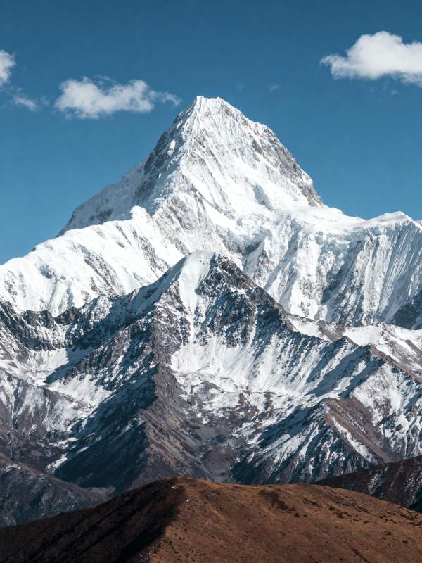 雪山巍峨 蓝天映衬图片