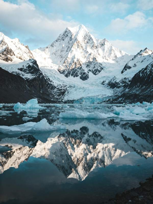 雪山倒影湖中图片