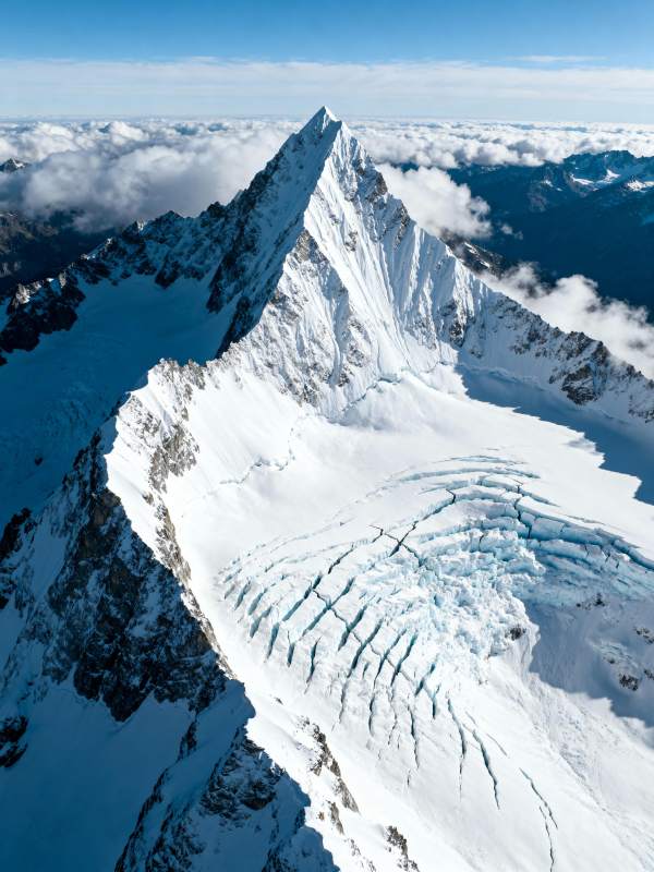 雪山之巅 云海缭绕图片