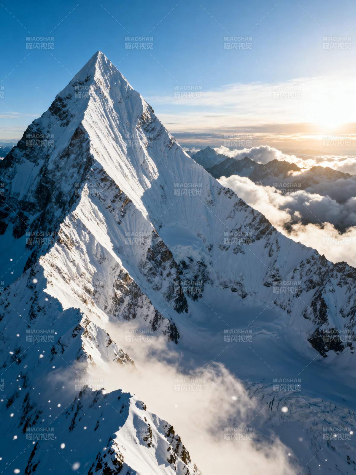 雪峰凌云 日出壮丽图片