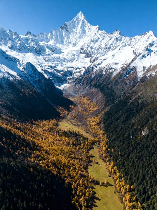 雪山秋谷美景图片