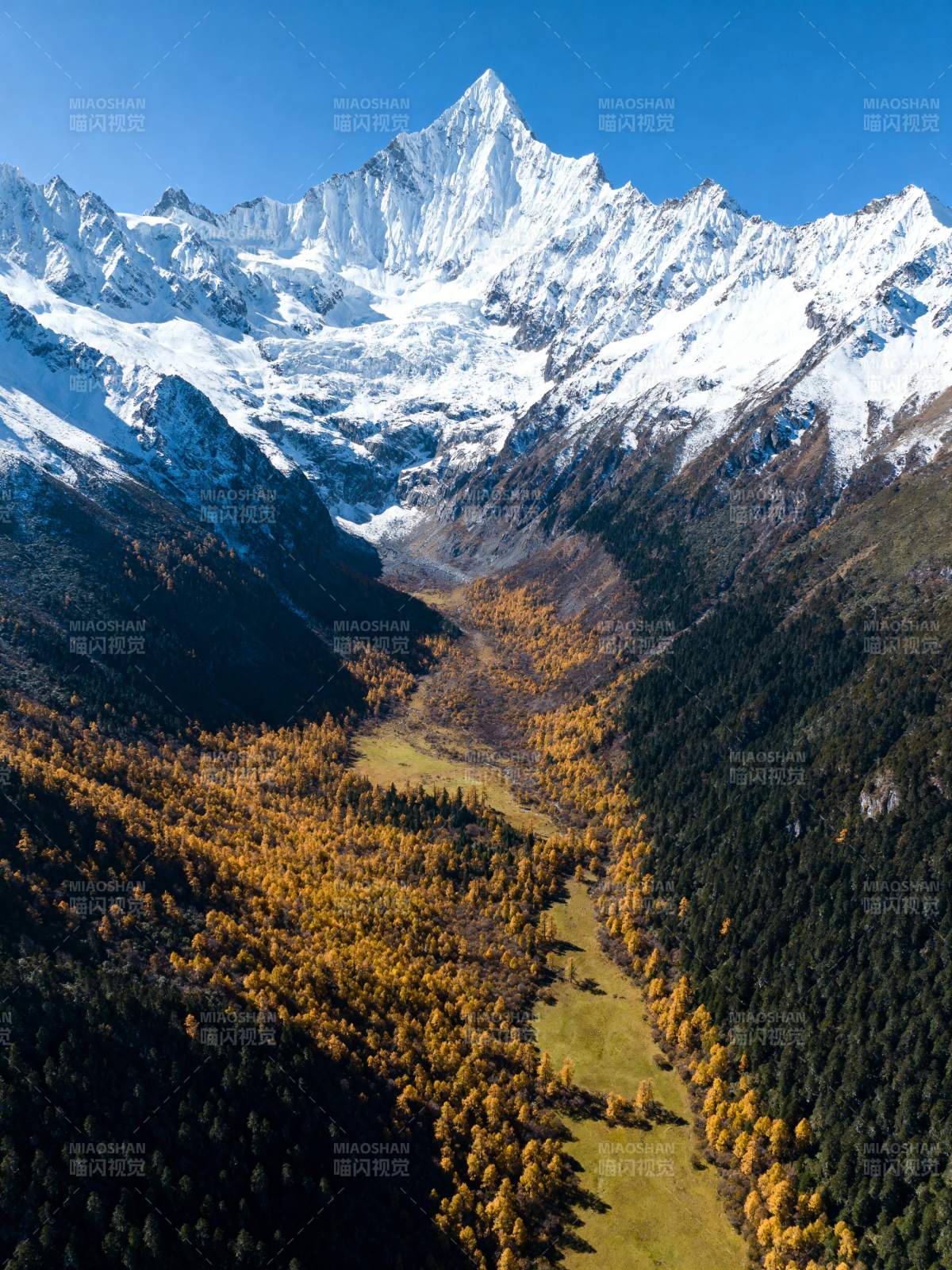 雪山秋谷美景图片