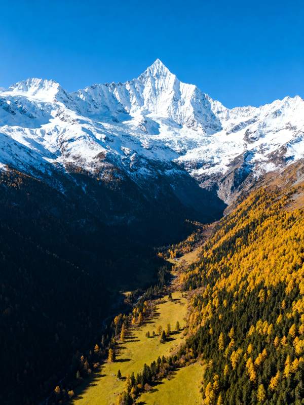 雪山秋谷美景图片