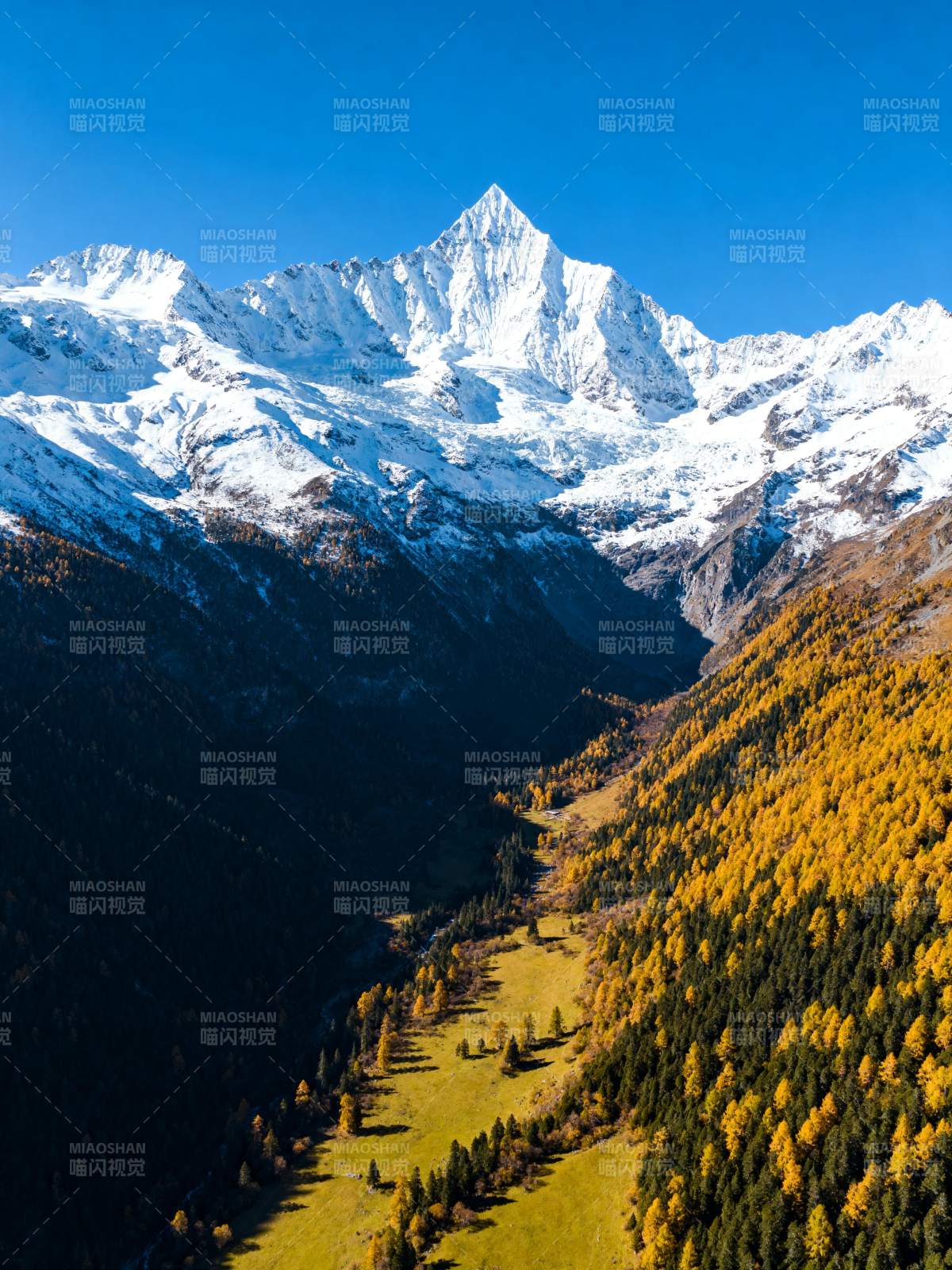 雪山秋谷美景图片