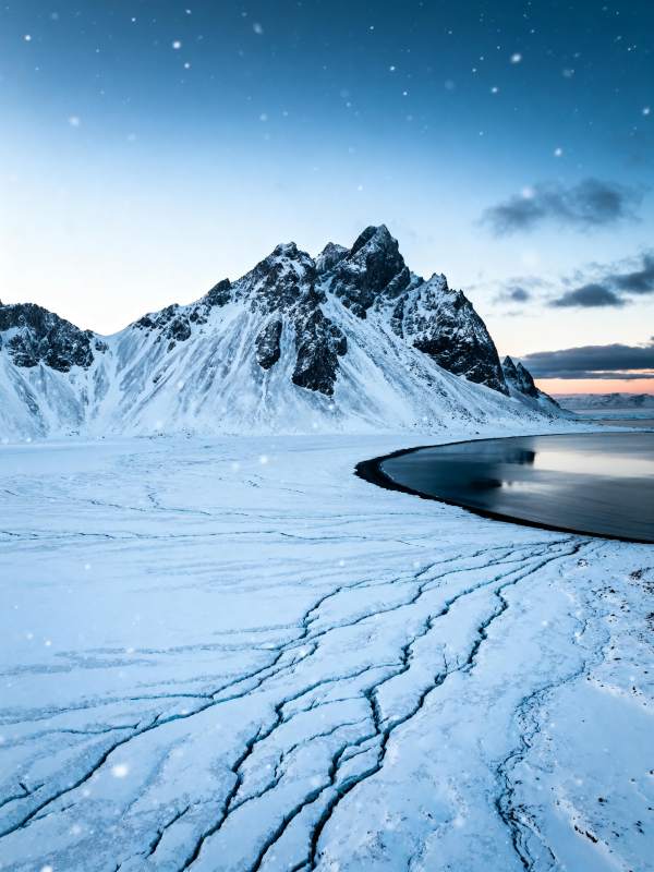 雪峰映湖夜景图片