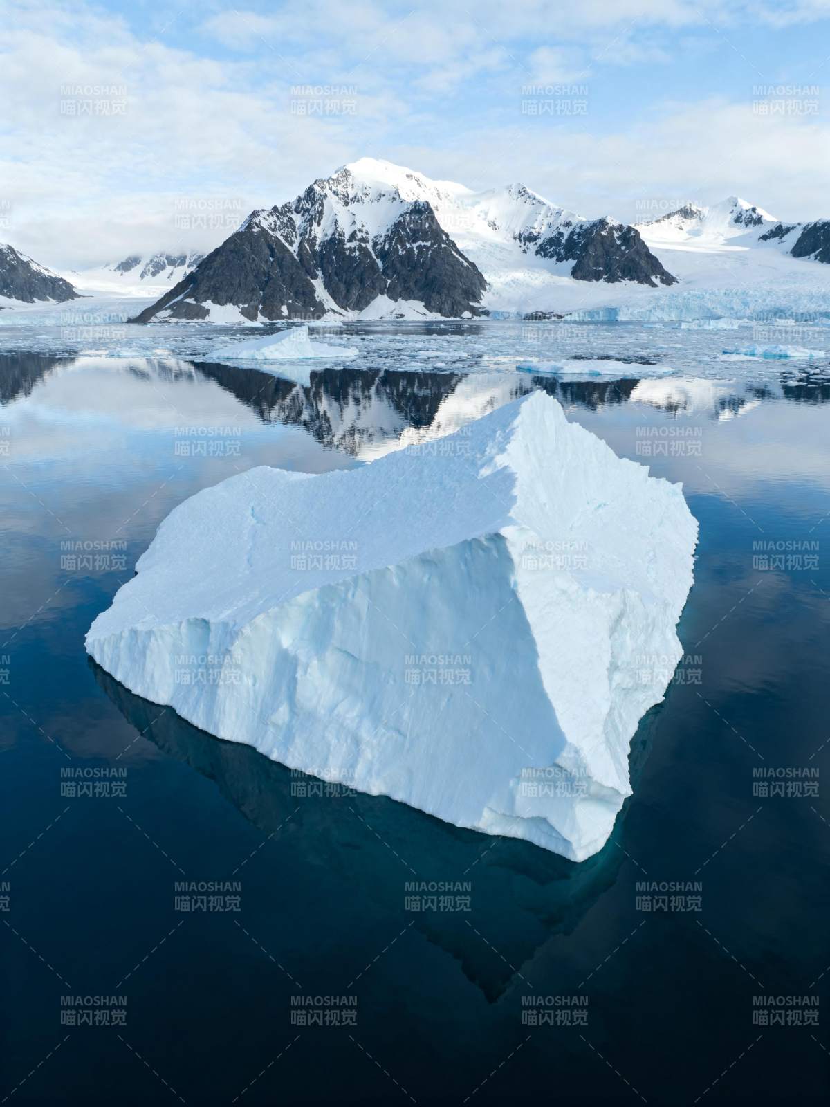 冰山倒影 雪山静谧图片