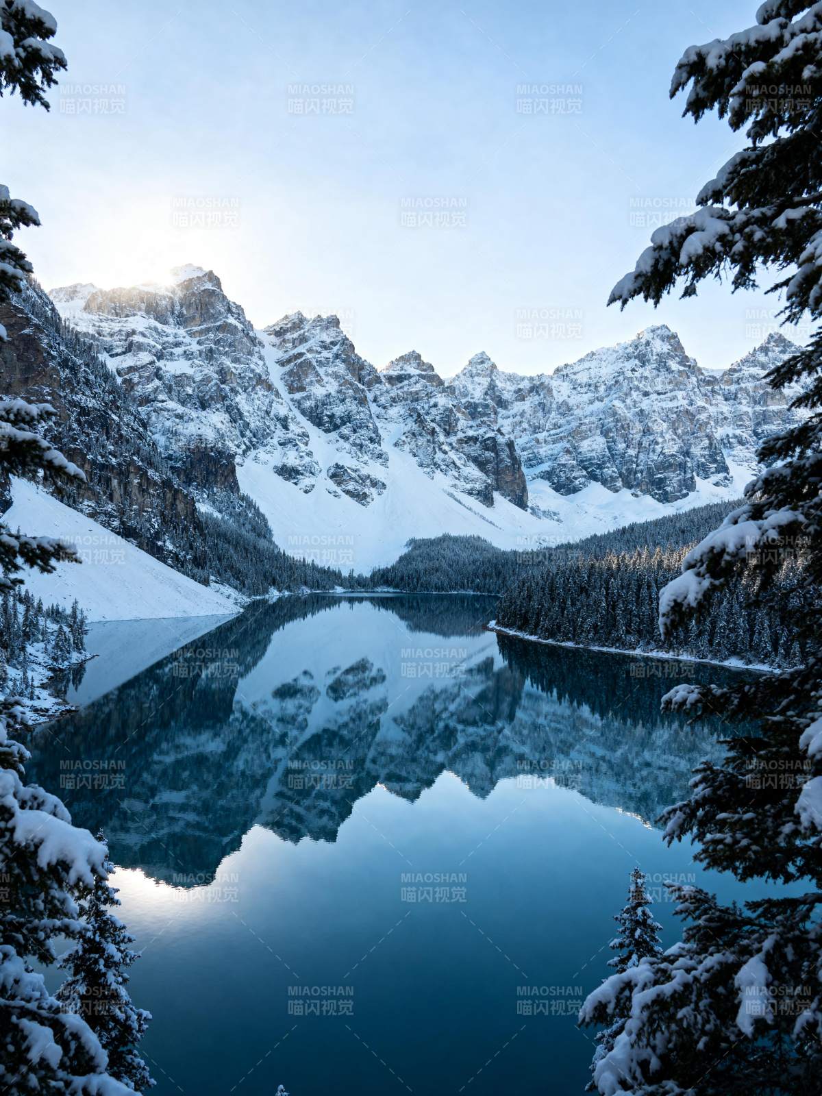 雪山湖镜图片