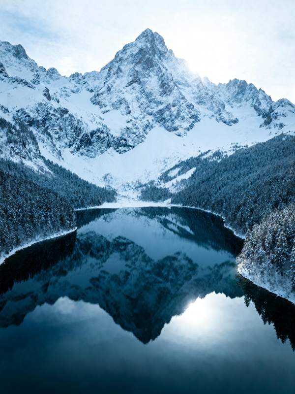 雪山倒影湖光图片