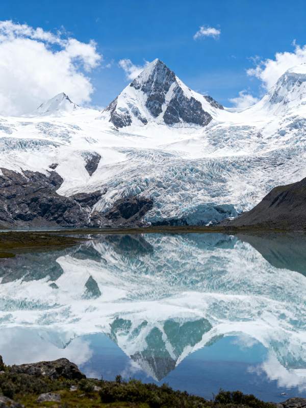 雪山倒影湖中图片