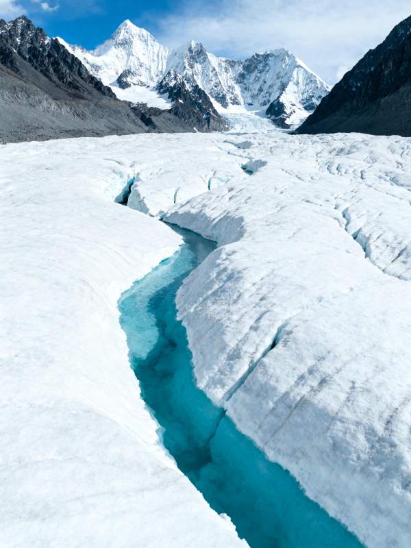 冰川裂隙碧蓝如玉图片