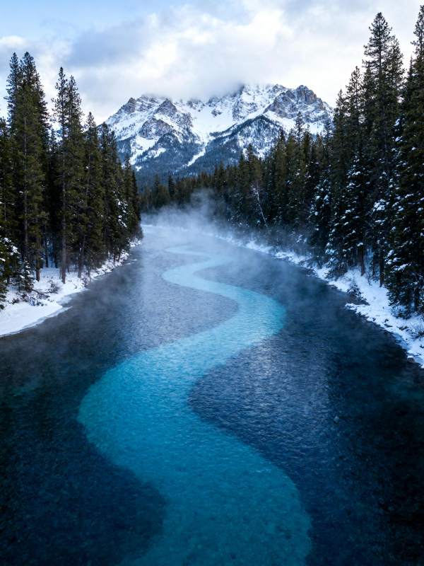 雪山碧溪雾绕林图片