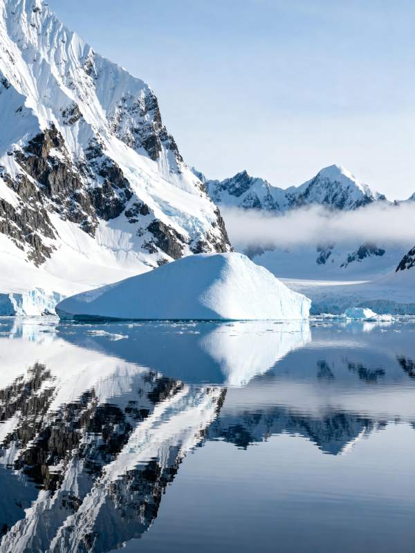 冰山倒影静谧湖图片