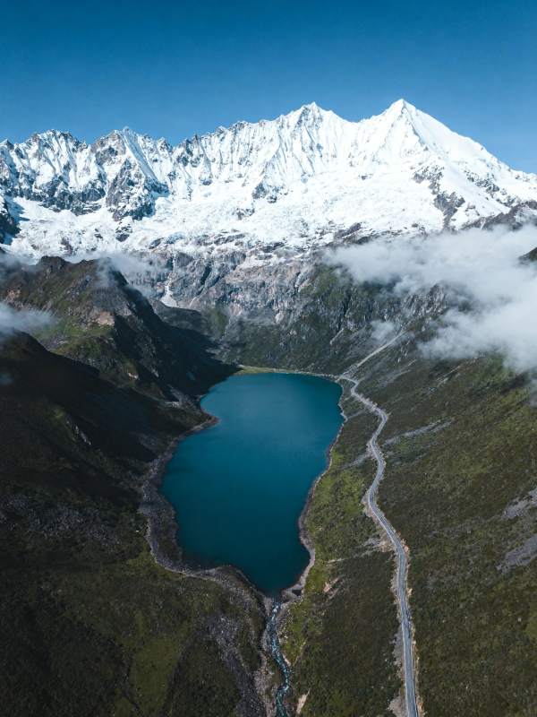 雪山碧湖云绕图片