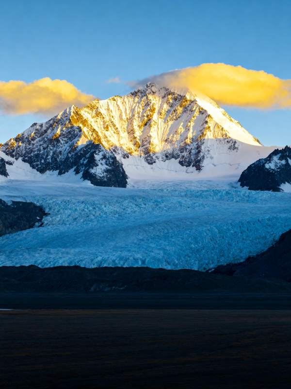 雪山之巅 云霞辉映图片