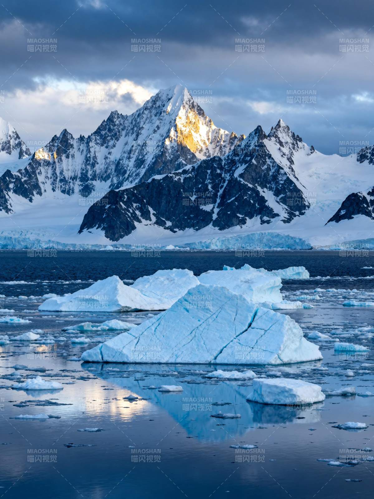 极地冰山晨曦图片