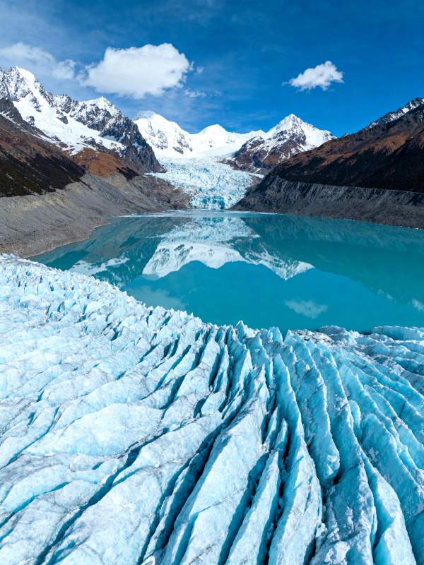 冰川湖畔风光图片