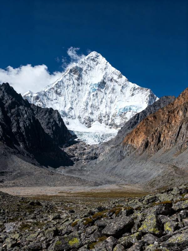 雪山巍峨 蓝天映衬图片