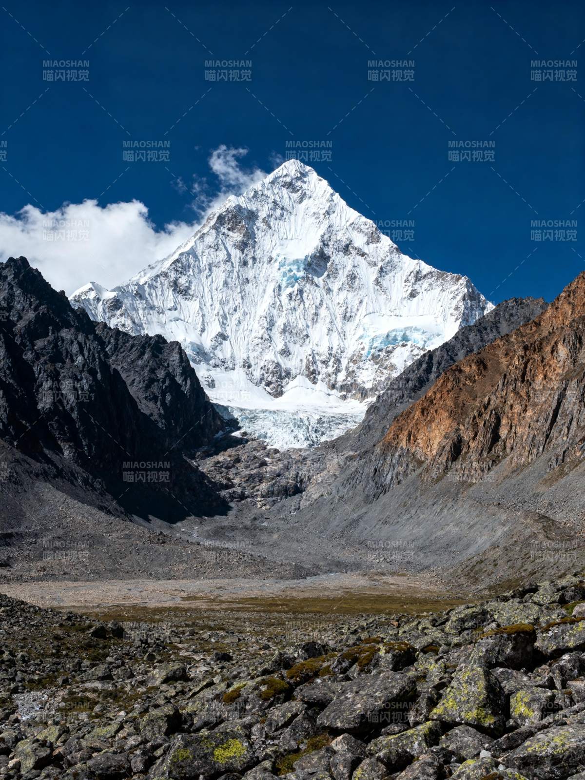 雪山巍峨 蓝天映衬图片