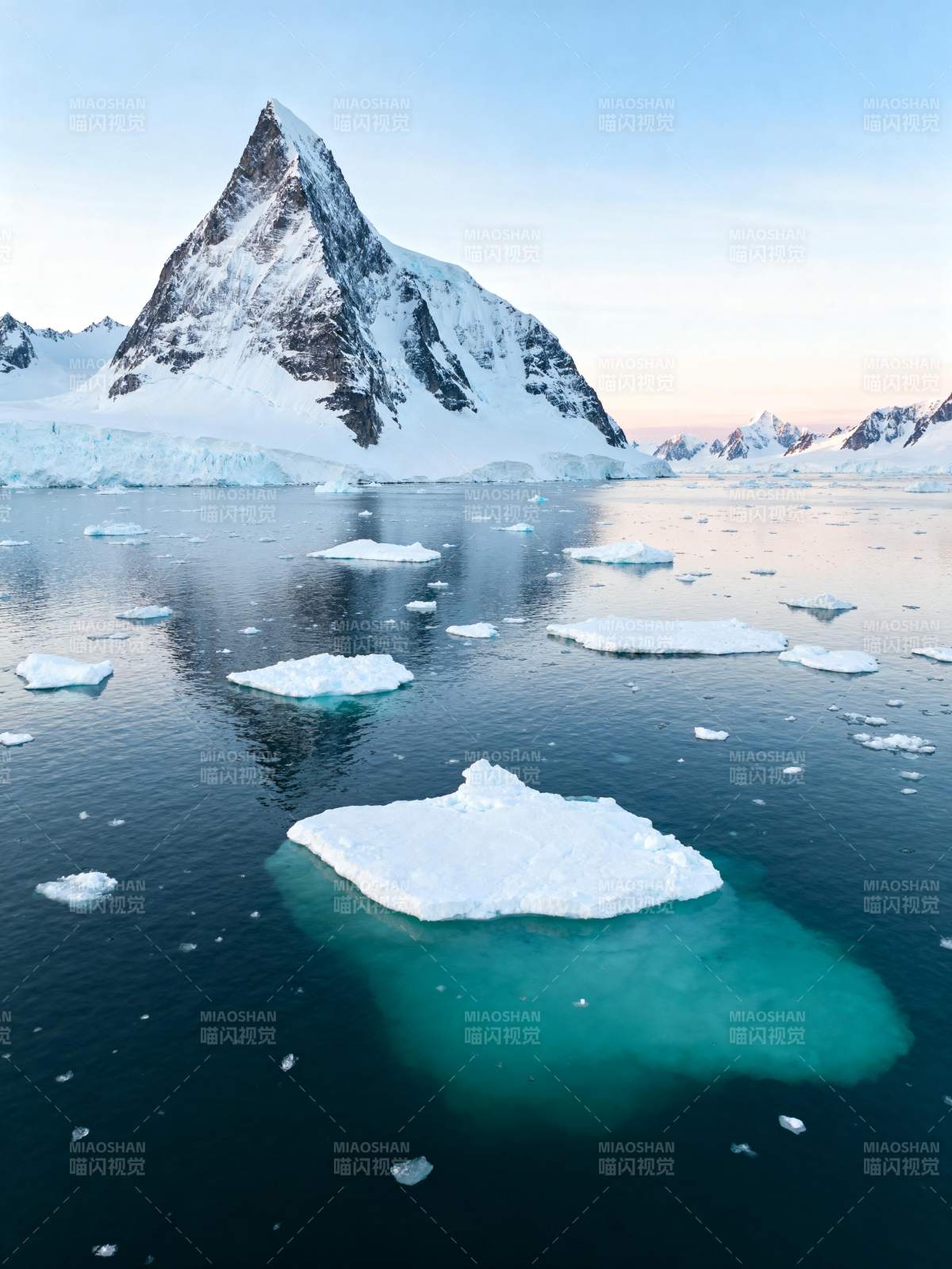 冰川湖畔雪峰图片