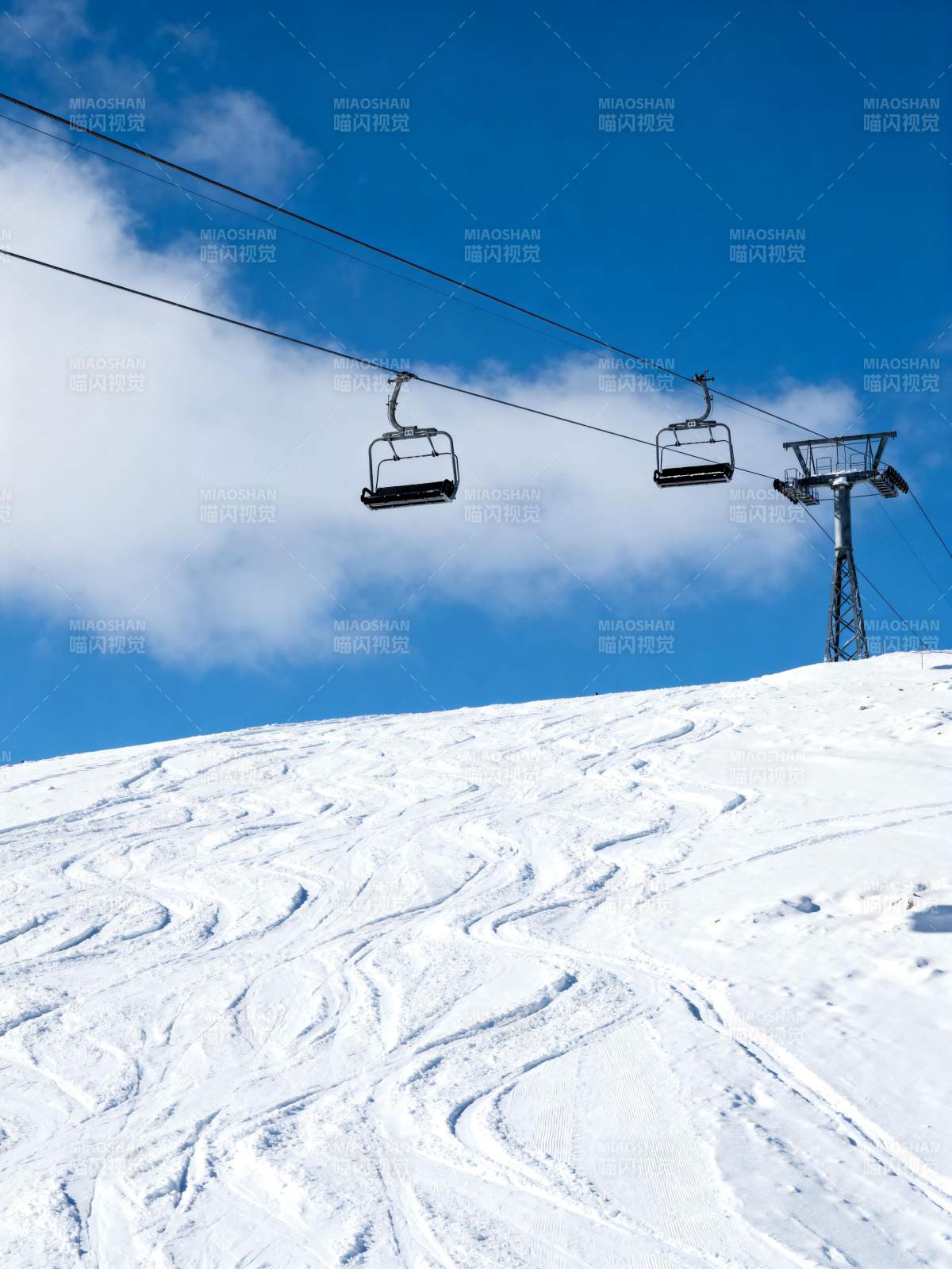 雪坡缆车蓝天白云图片
