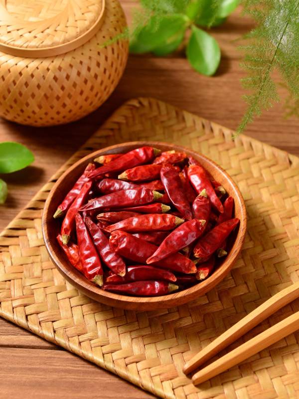 红辣椒盛碗中图片