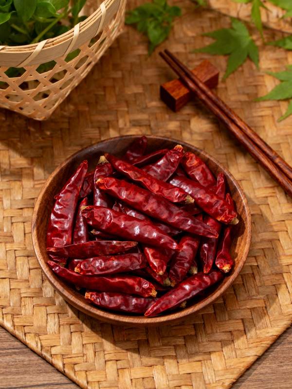 红辣椒盛于木碗中图片