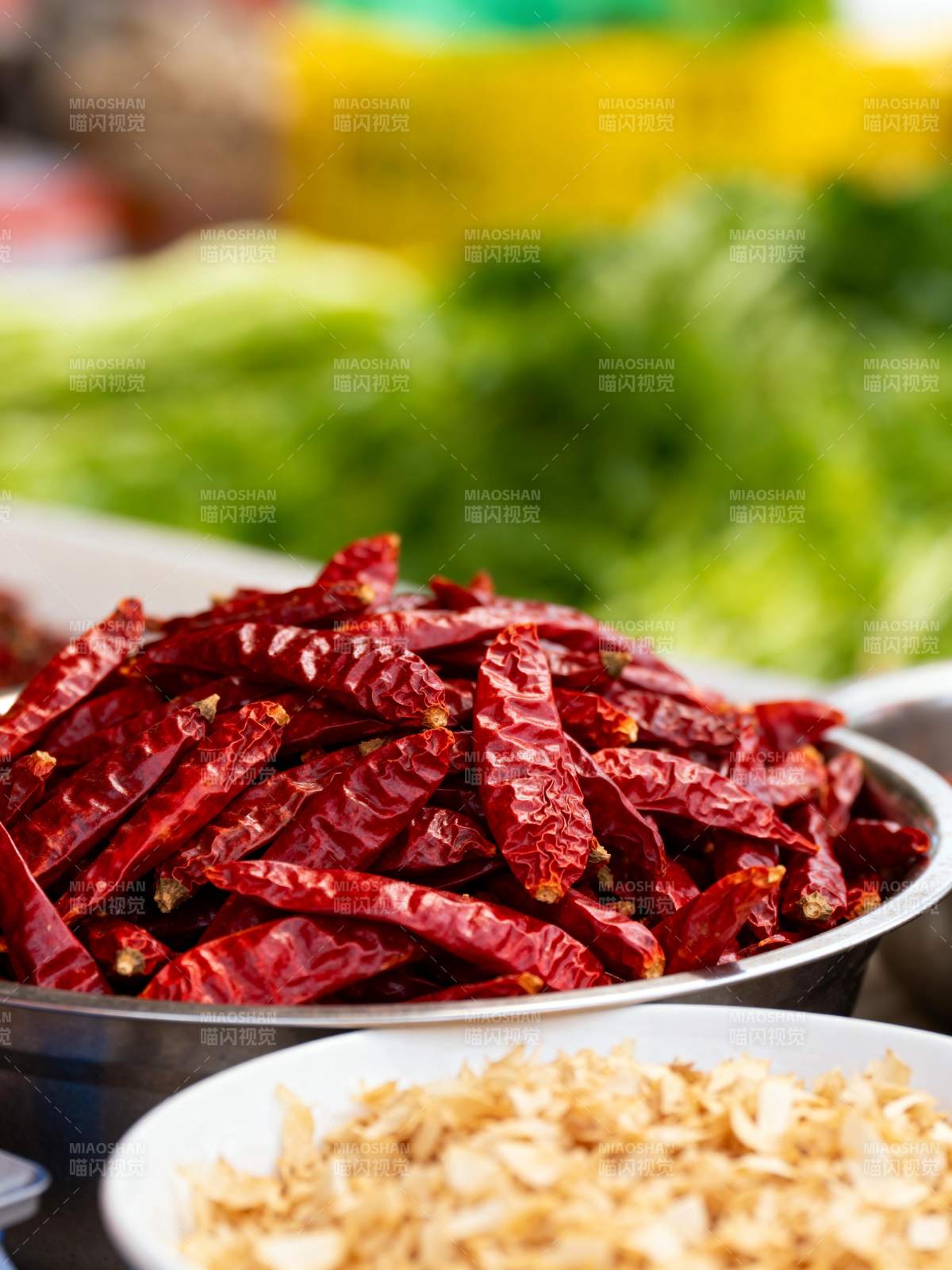 红辣椒与干蒜片图片