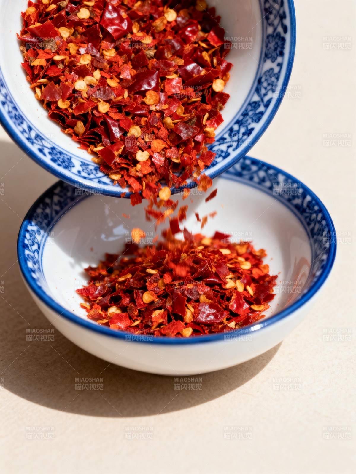 红椒碎倾泻入碗图片